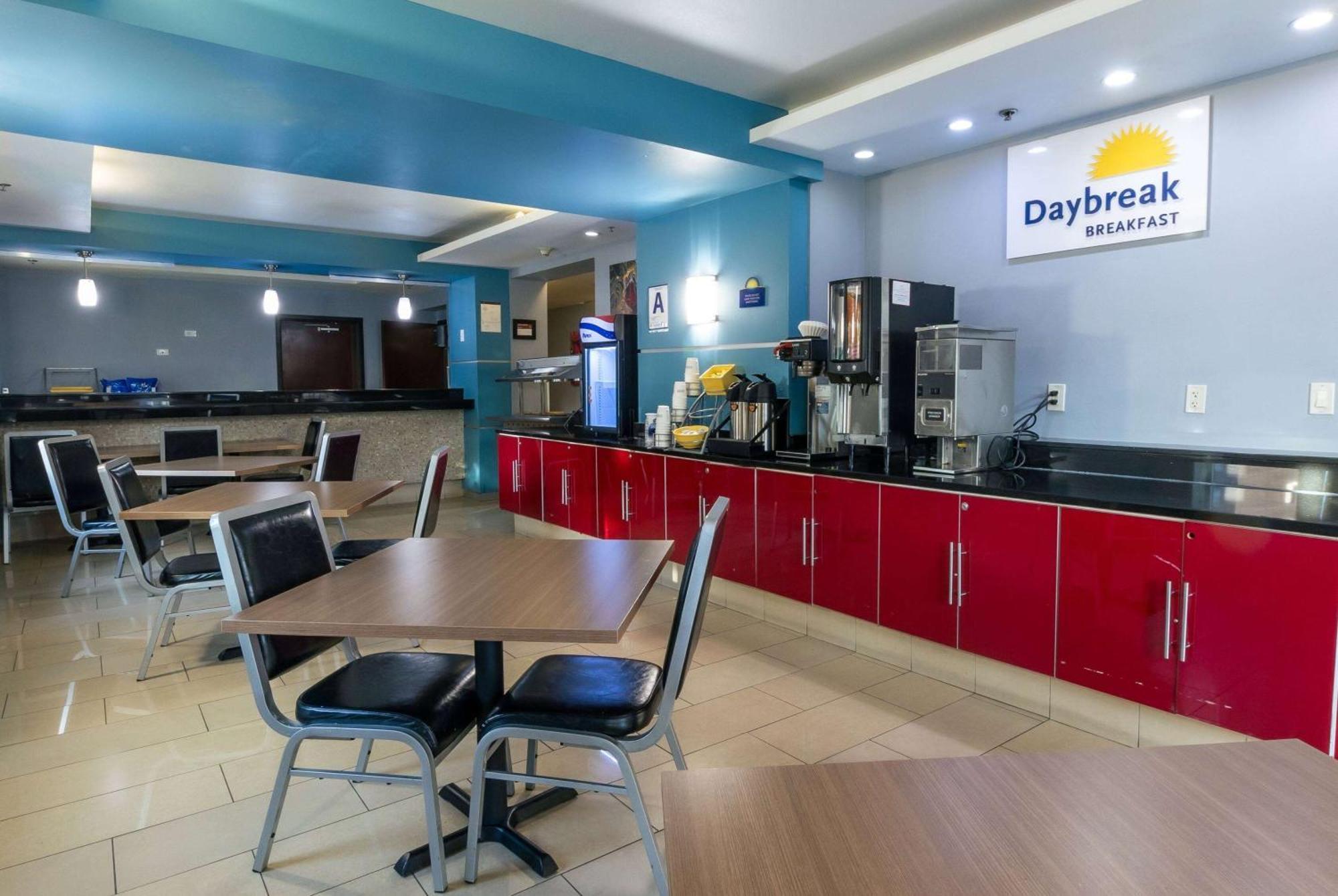 Days Inn & Suites By Wyndham Milwaukee Exterior foto